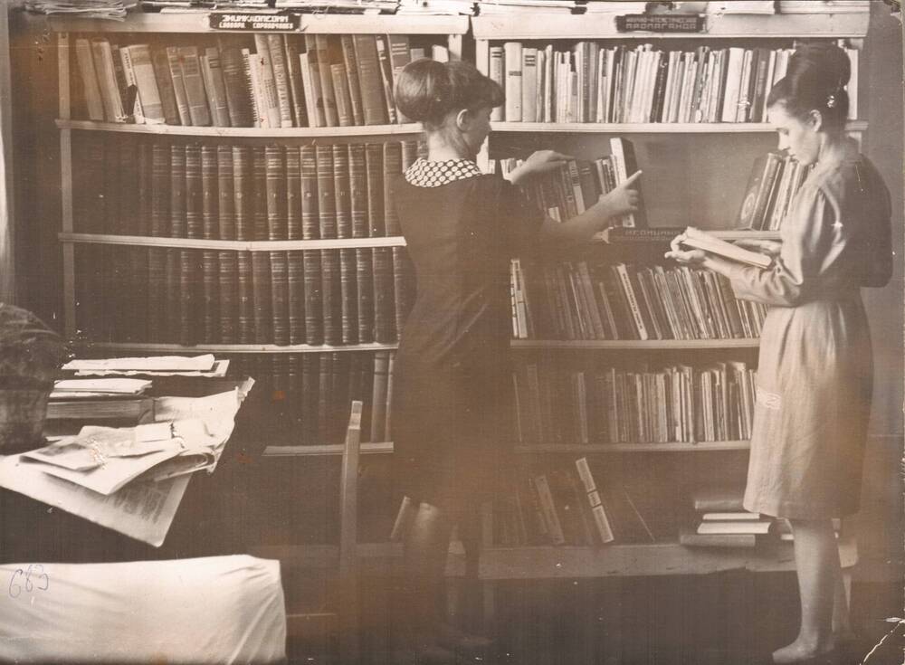 Фотография В библиотеке Арженской суконной фабрики.