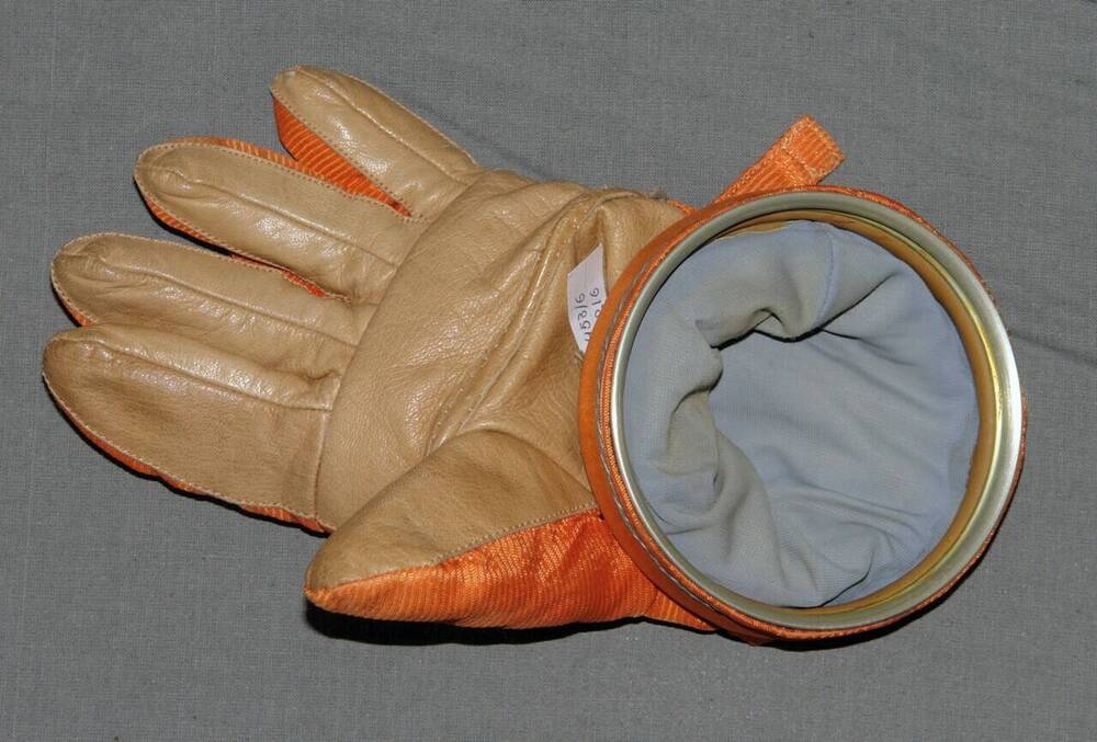 Перчатка на левую  руку к скафандру СК-1  летчика-космонавта СССР