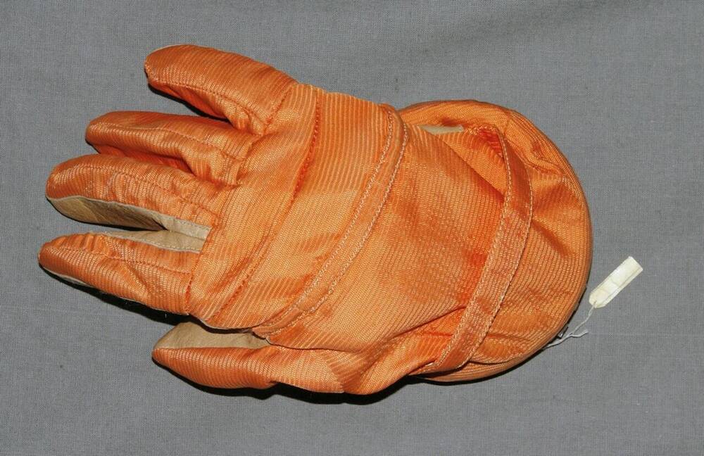 Перчатка на правую руку к скафандру СК-1  летчика-космонавта СССР