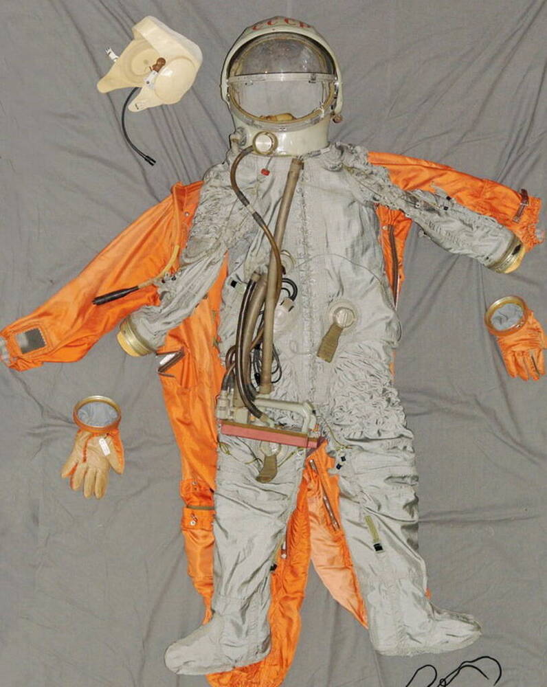 Силовая и герметичная оболочки с гермошлемом скафандра СК-1 летчика-космонавта СССР.