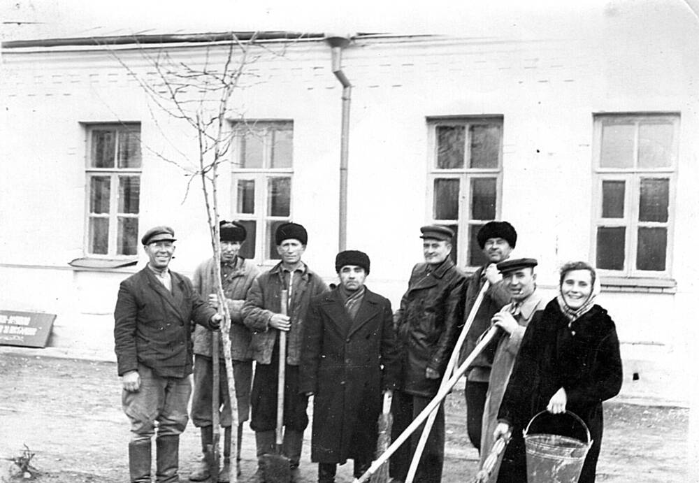 Фотография групповая, чёрно-белая, воскресника у здания комитета КПСС.