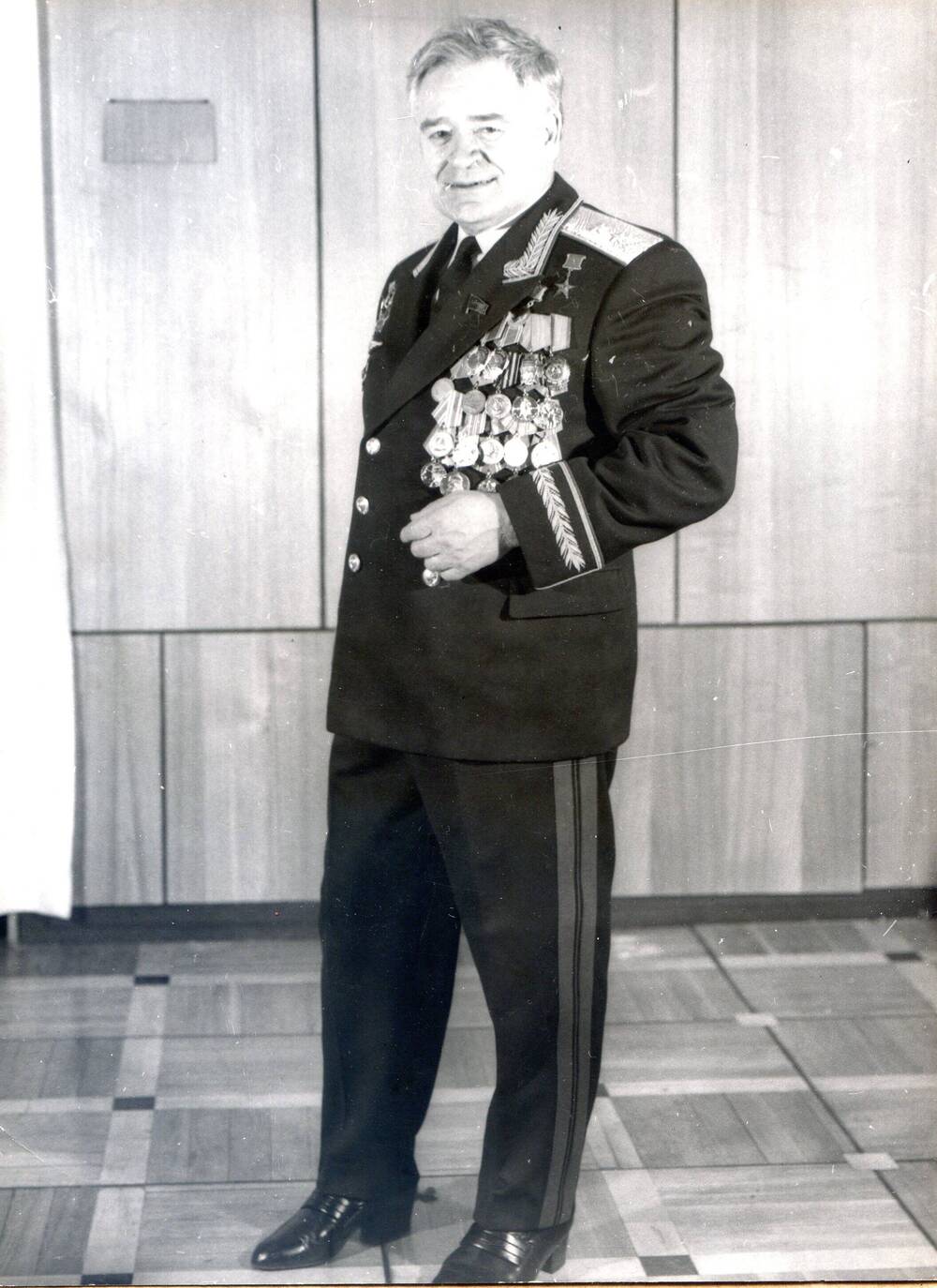 Фотопортрет анфас ч/б. П.С. Плешаков - министр радиопромышленности СССР сфотографирован в генеральской форме в рост с наградами в своём кабинете. 1980-е гг.