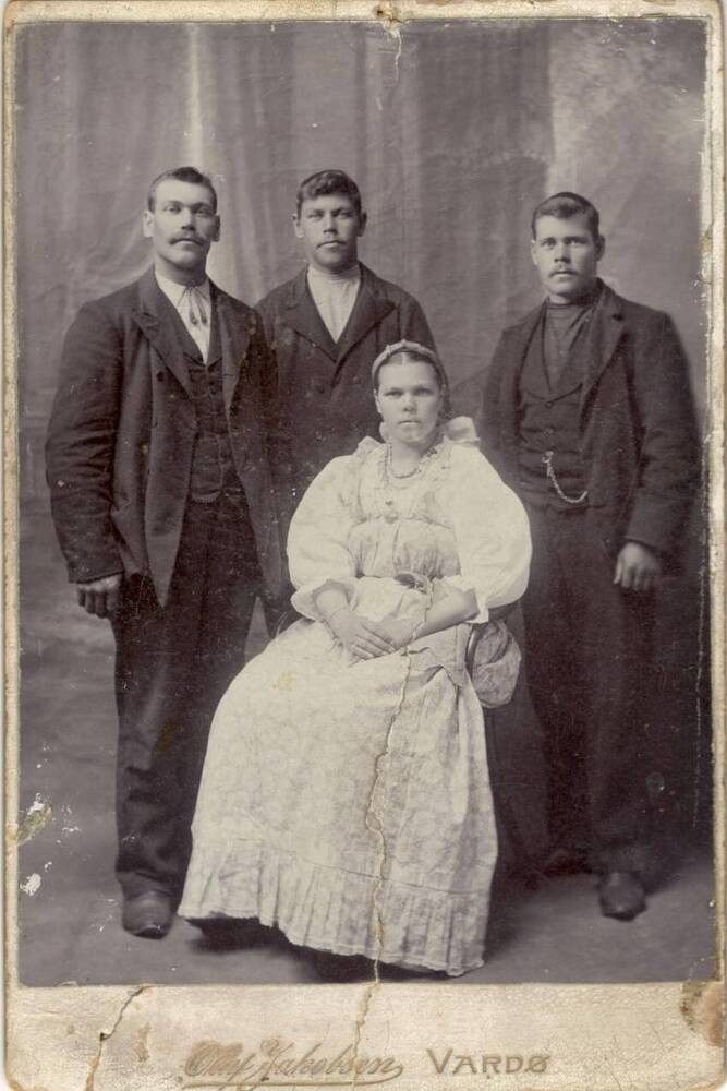 Фото чёрно-белое. Гусева (Немчинова) Ульяна Яковлевна (1876 г.р.) с тремя братьями , г. Вардё, начало ХХ в.