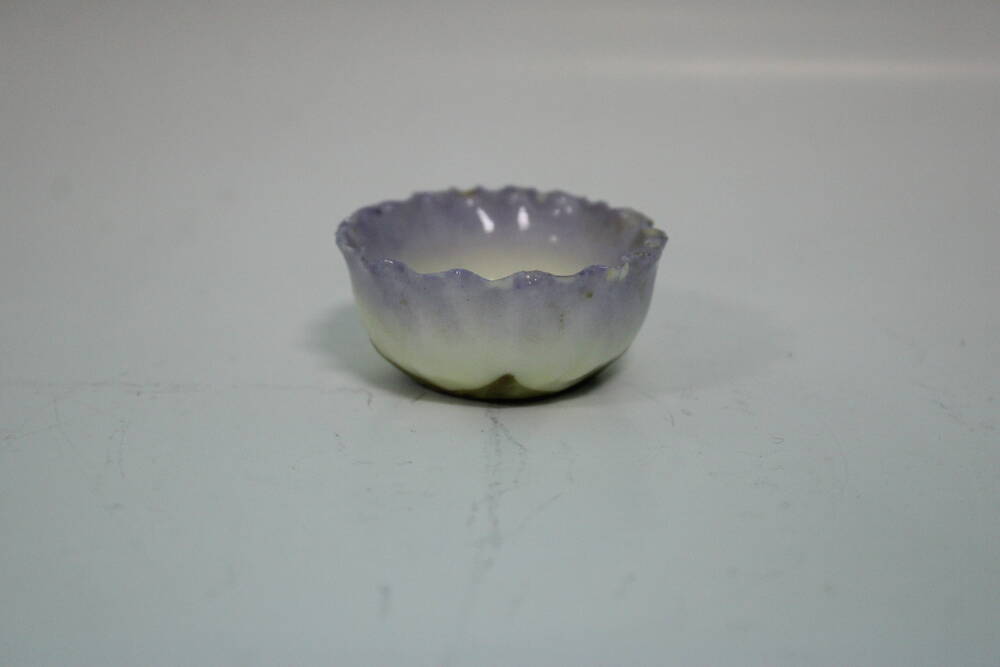 Розетка мелкая керамическая в виде цветка.