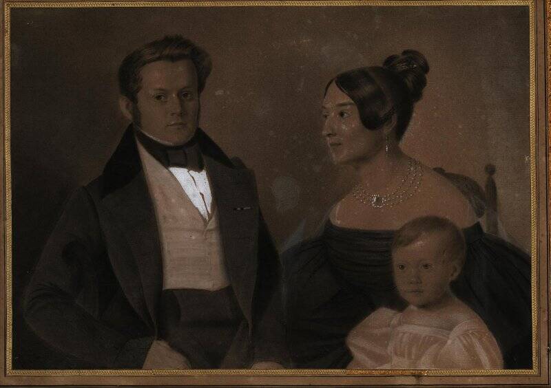 Семейный портрет неизвестных. 3 лица.
