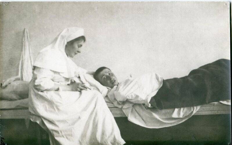 Бритнева (Букнал) Мария Карловна сестрой милосердия у постели раненого. Архив А.Ф. Кони