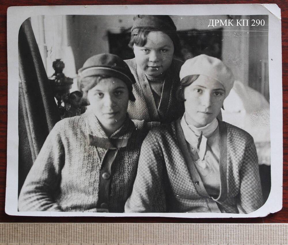 Фото черно-белое групповое погрудное, первая слева – Кудряшова Галина Александровна