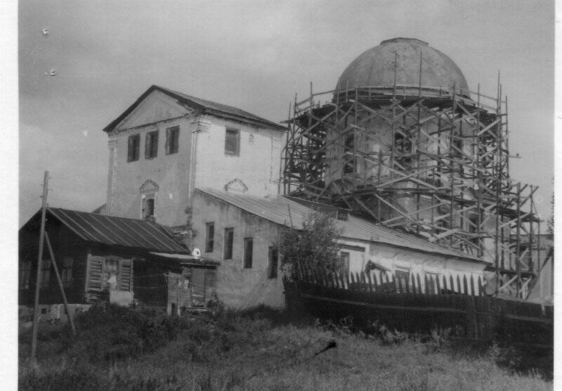 фотография Троицкой Липино - Борской  церкви во время реставрации