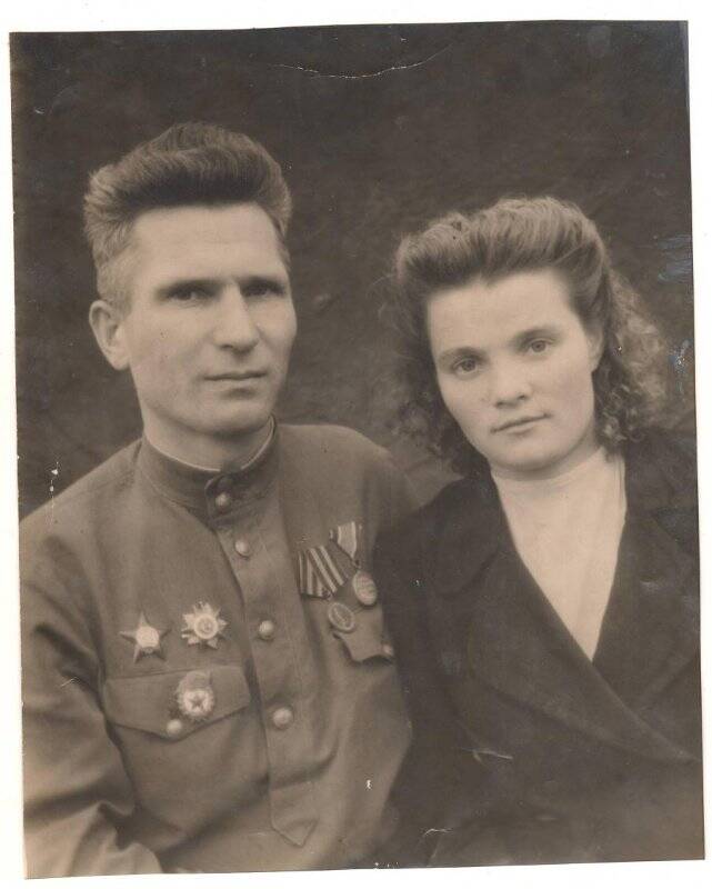 Фотография. Парный портрет: Иван Кузнецов с женой Галиной