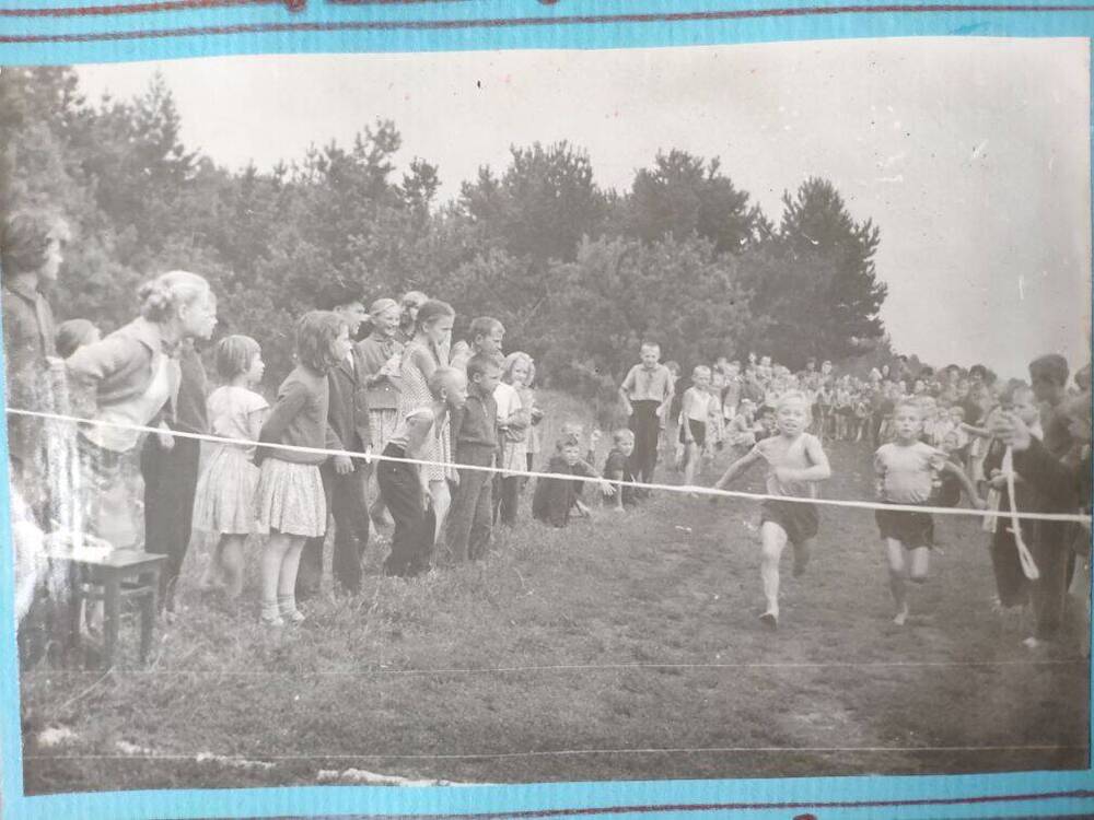 Фото: Соревнования по лёгкой атлетике. Кто быстрей из фотоальбома Пионерский лагерь 1964 г.