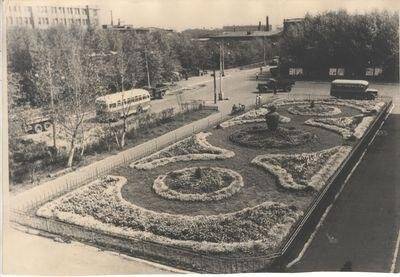 Перед зданием заводоуправления Омского шинного завода, фотография