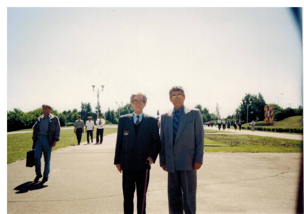 Цветное фото. А. Хакимов с  Ибраковым в г. Уфа.