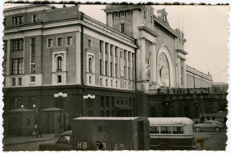 Фотография черно-белая. Железнодорожный вокзал «Новосибирск Главный».