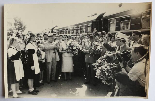 Фотоснимок черно-белый встречи жителями ст. Крымской  делегации Югославии на ж/д вокзале.