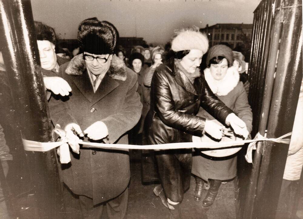Фотография У входа в Рассказовский музей в день его открытия.