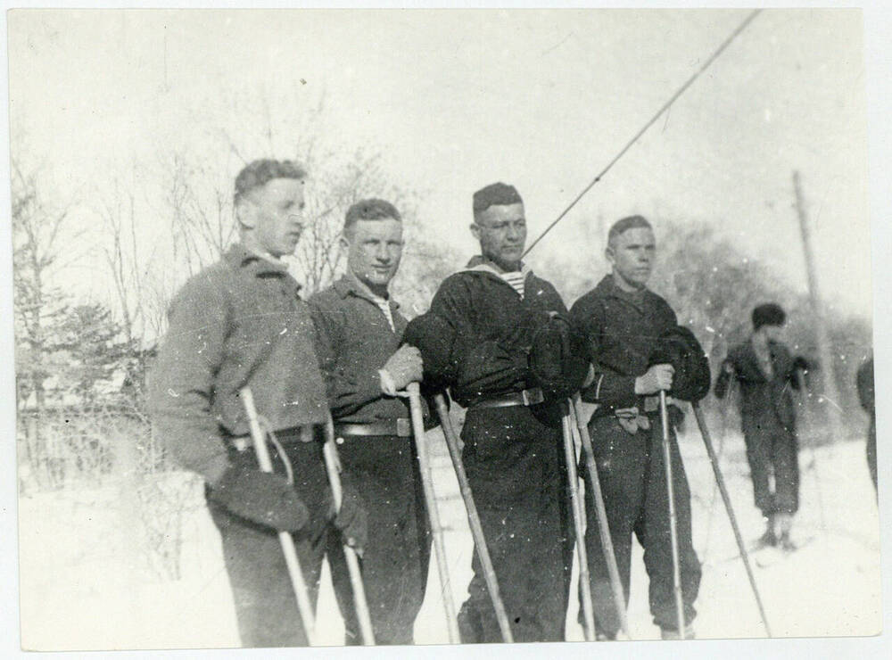 Фотография групповая. Участники лыжных соревнований, 1930-е годы