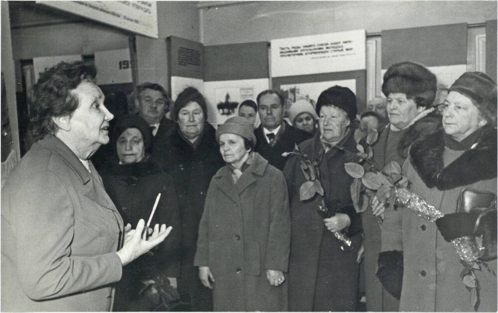 Фотография групповая. Открытие музея истории комсомола г. Подольска. 20.04.1979 г.