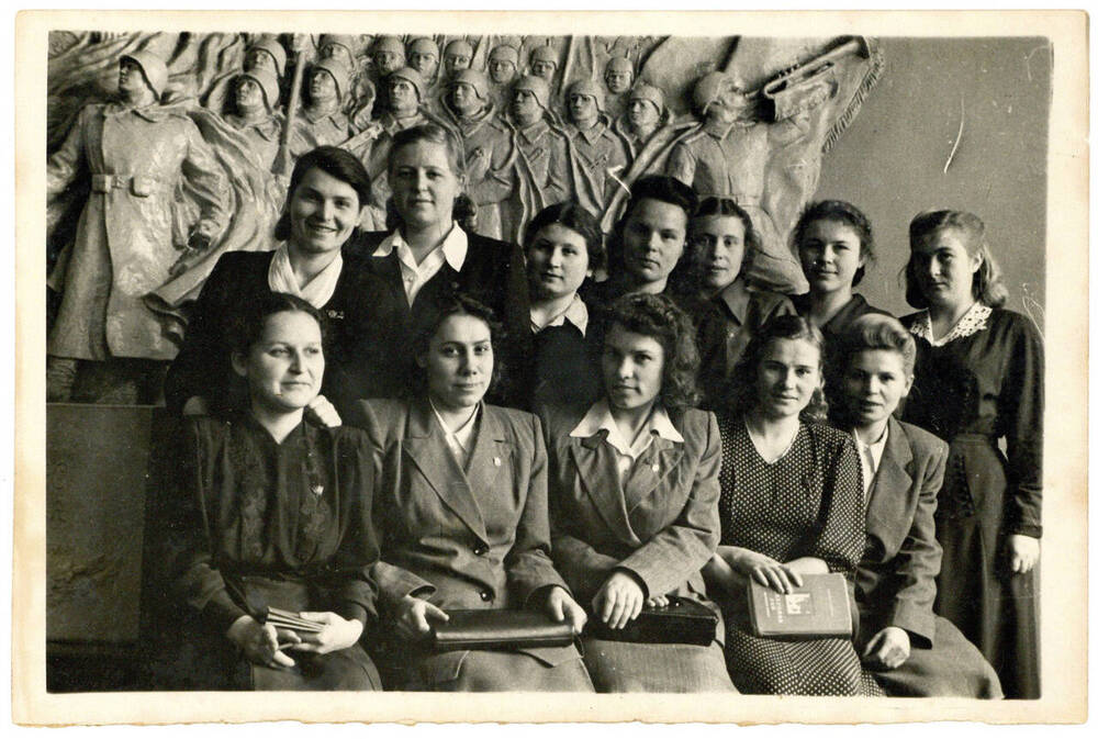 Фотография групповая. Старшие пионервожатые школ г. Подольска. 20.12.1953 г.