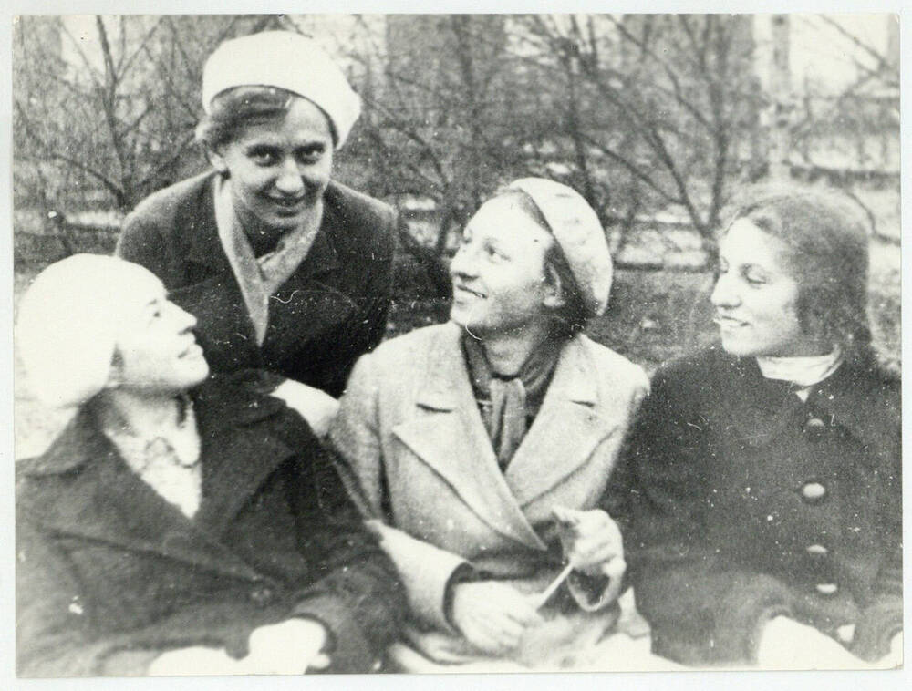 Фотография групповая. Выпускницы 1940-го года СШ № 1 г. Подольска, 1965 г.