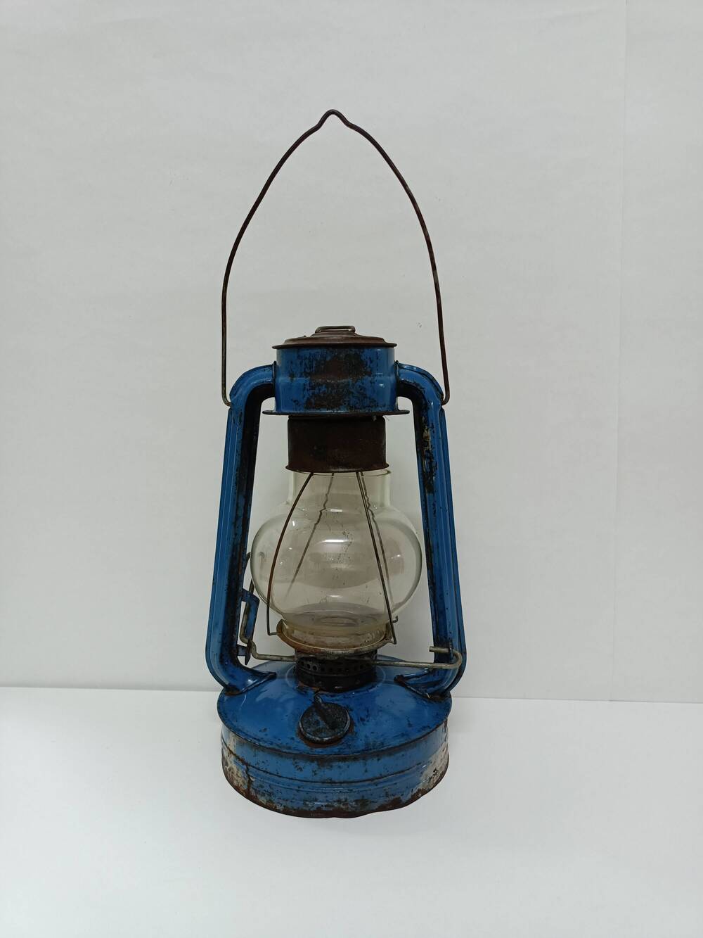 Лампа-фонарь Летучая мышь, ветроустойчивая, керосиновая,  синего цвета, с шарообразным стеклом, подвесная.