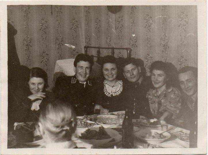 Фотография ч/б. Семейный праздник в квартире кронштадтской семьи.