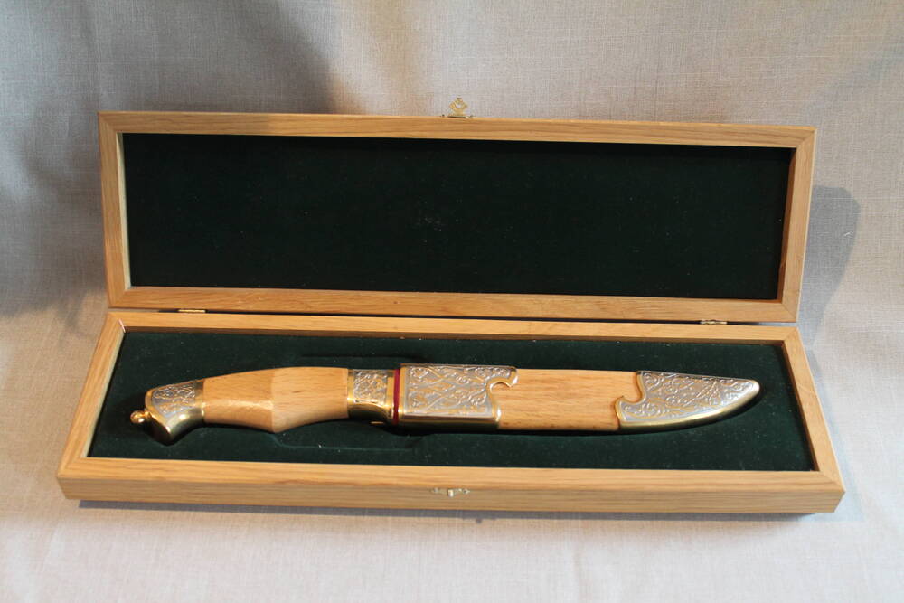 Сувенирный нож в чехле златоустовских мастеров