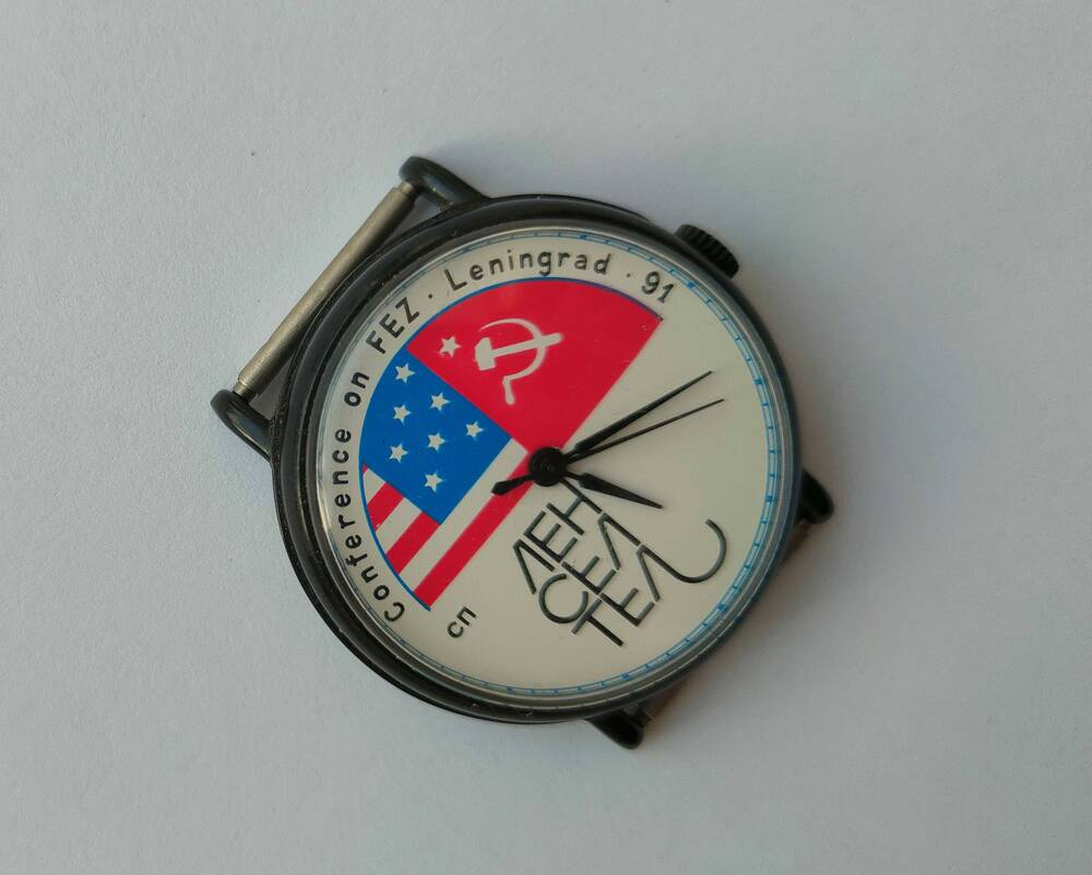 Часы наручные с советским и американским флагом