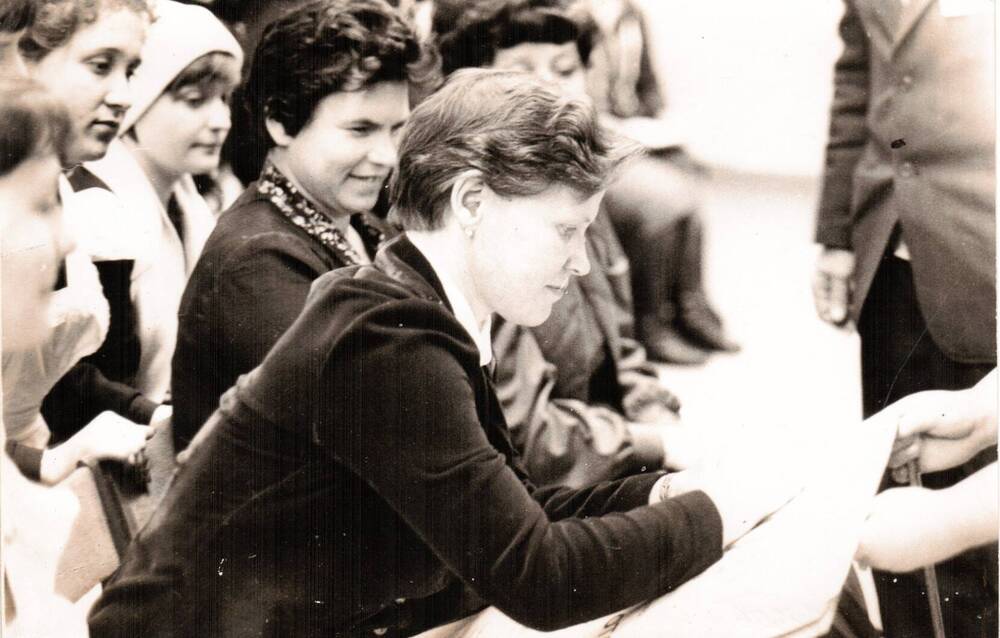 Фотография Встреча учащихся девочек СШ №2 (10 кл) с передовой ткачихой Арженского суконного комбината Клещевой Раисой Ивановной.