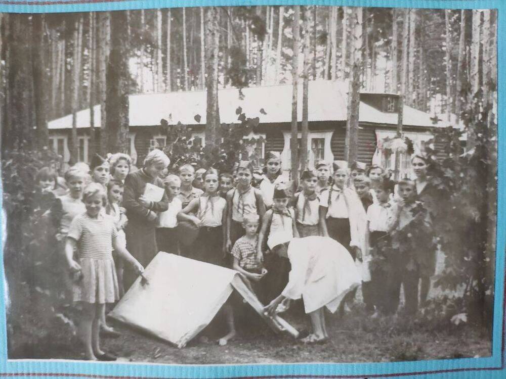 Фото: Идёт подготовка к выступлению из фотоальбома Пионерский лагерь 1964 г.