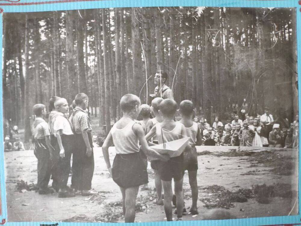 Фото: На эстраде малыши из фотоальбома Пионерский лагерь 1964 г.