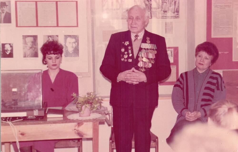 Фотография Встреча учащихся СШ №14 с ветераном войны Киселевым Иваном Васильевичем.