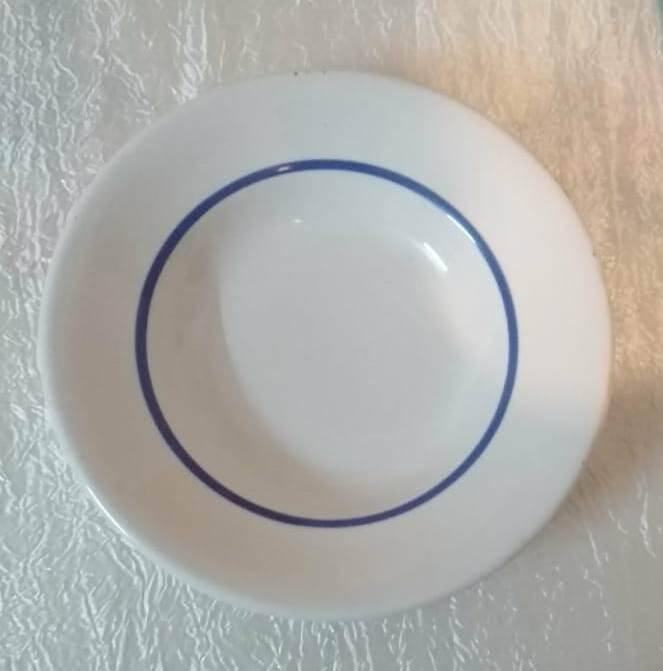 Тарелка глубокая, белая с синим ободком.