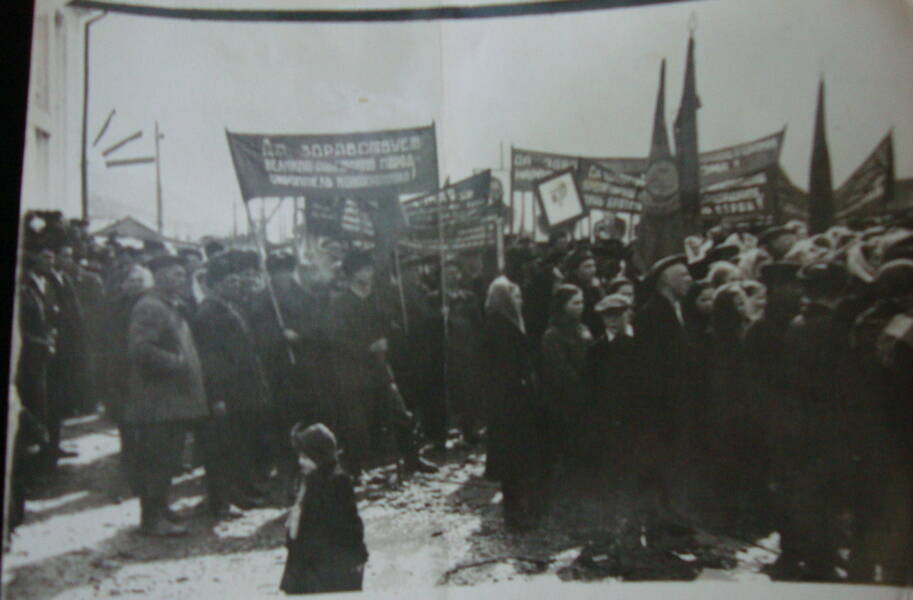 Фото. Празднование 1 мая на площади у здания Лензолото 1950-1960 гг.