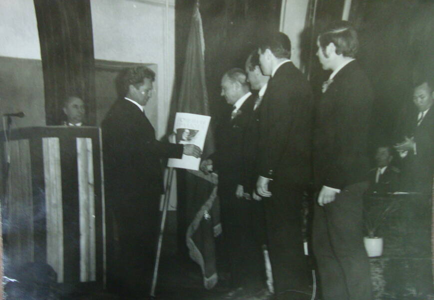Фото. Вручение почетной грамоты. 1963-1969-е гг.