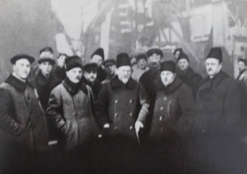Фотооткрытка. К.Е. Ворошилов и М.И. Калинин на Ленинградском Металлическом заводе. Январь, 1926 год.