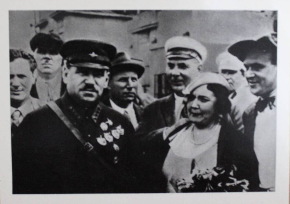 Фотооткрытка. В.К. Блюхер среди артистов Большого театра, приехавших на гастроли к воинам. Хабаровск. Август, 1934 год.