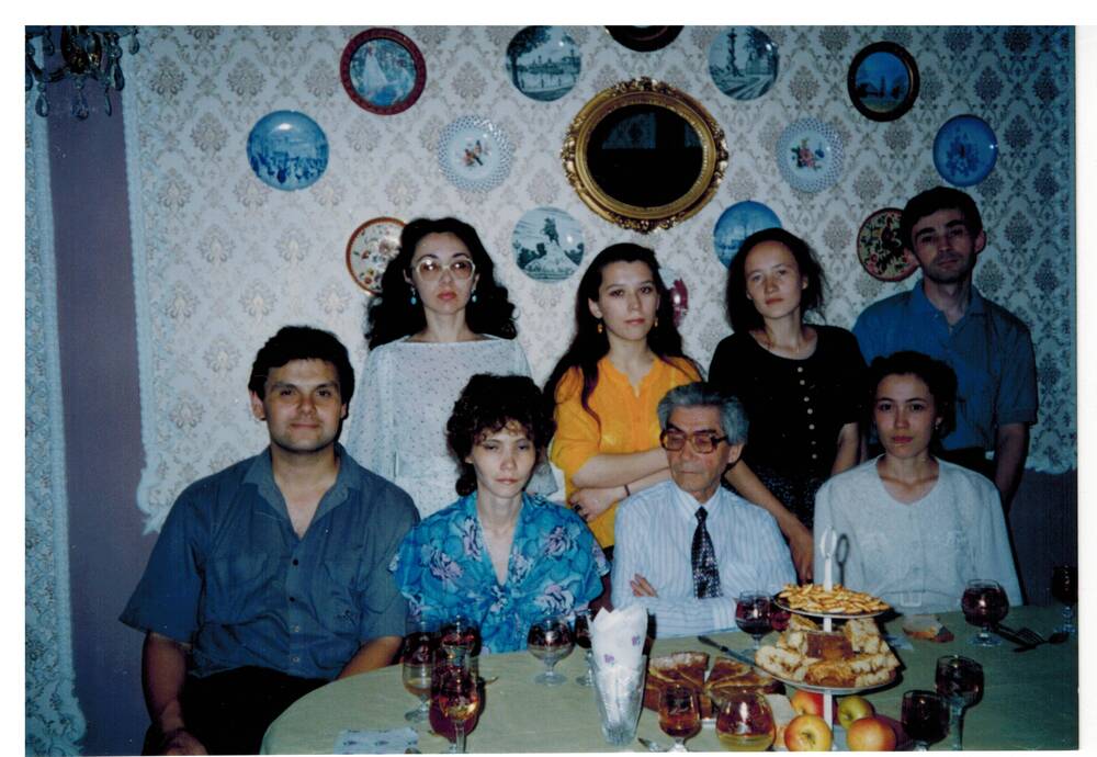 Цветное фото. А.Х. Хакимов и его студенты г. Москва.   июнь 1995г.