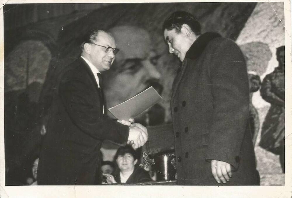 Байжигитов Бакебай награждается почетной грамотой. 1972 г.