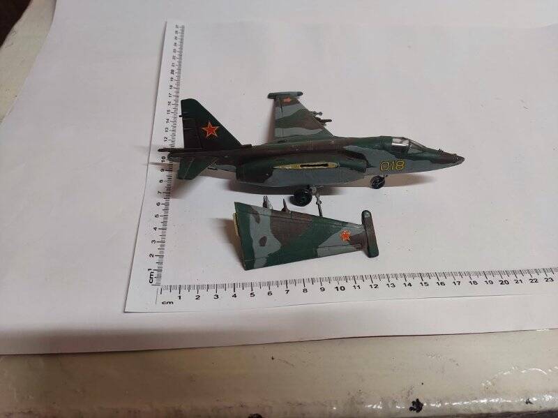 Модель советского реактивного самолёта-истребителя.