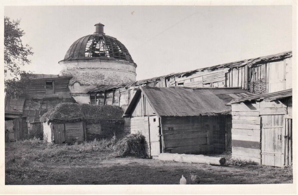 Фотография: Северо-восточная башня со двора. Белопесоцкий монастырь.