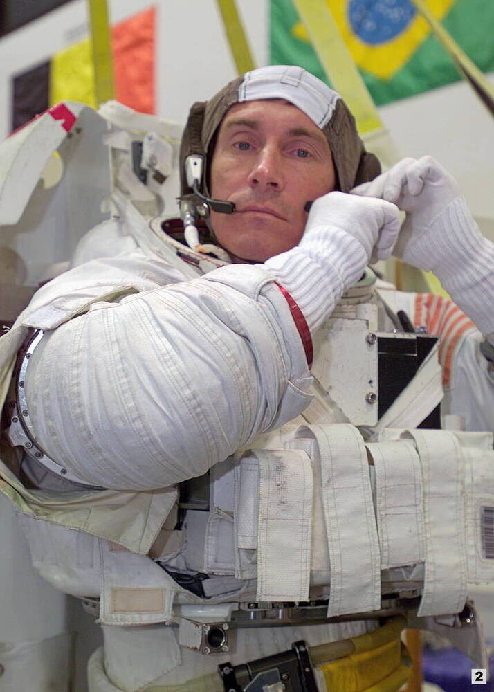 Фотография Подготовка к тренировке по выходу в открытый космос из американского сегмента МКС. Автор С.К. Крикалев