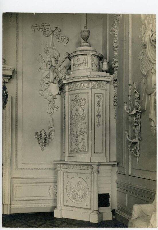 Фотография. Майоликовая печь в Белой столовой Большого петергофского дворца. Отпечаток с негатива 1920 - 1930х гг.