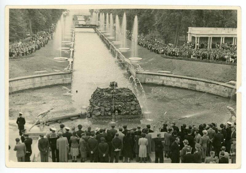 Фотография. Открытие фонтанов первой очереди восстановления 25 августа 1946 г. в Петродворце