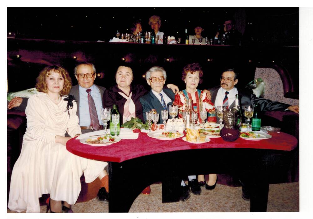 Цветное фото. А.Х. Хакимов на встрече с писателями. 1995г.