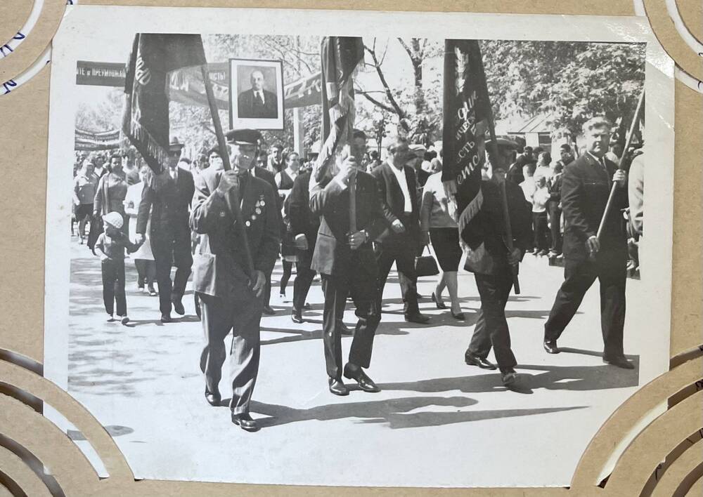 Фото групповое празднования Дня Победы, первый слева за знаменем идет Бутко М.Д., 1972 год