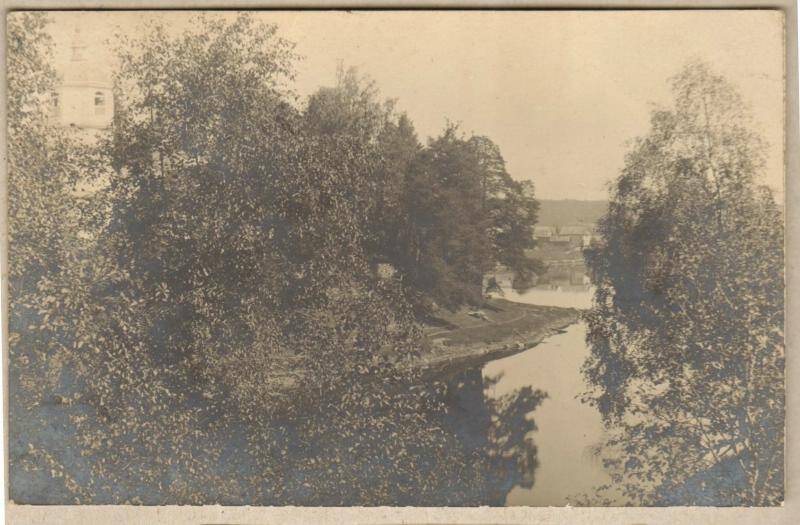 Фотооткрытка. Вид на село Винницы(?). (На переднем плане деревья и река.)