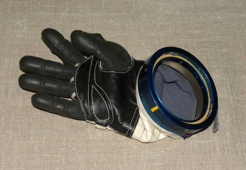 Перчатка на правую руку от аварийно - спасательного скафандра Сокол - КВ 2. 