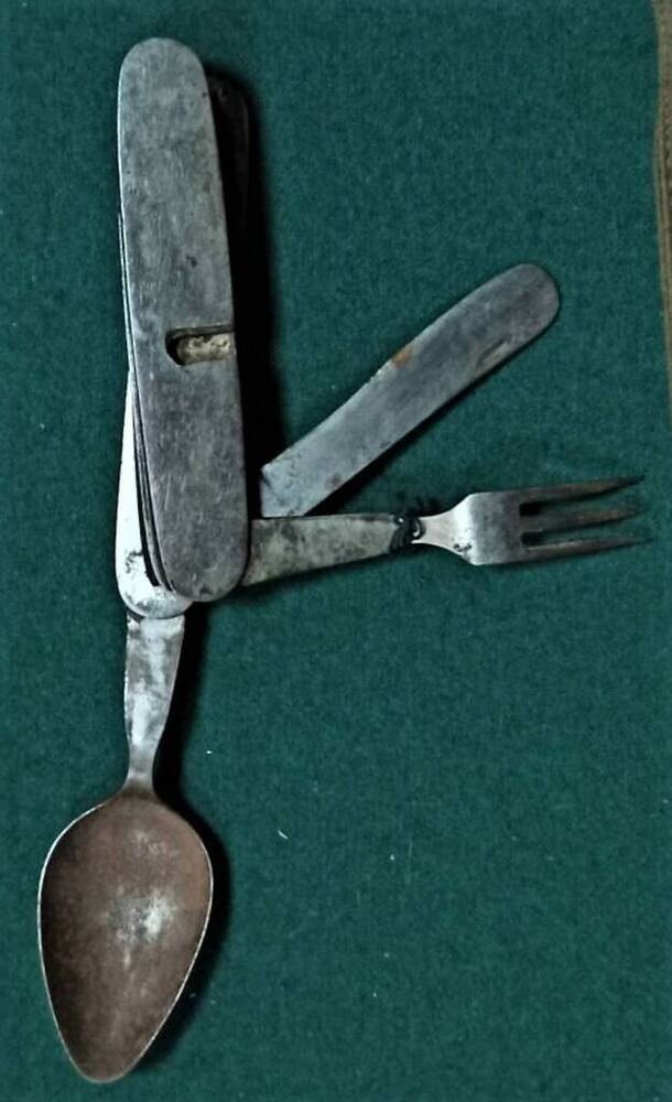 Нож складной карманный общего применения. Состоит из ручки и трех откидных предметов: ложки, вилки и ножа. Принадлежал А.П. Гайдару.