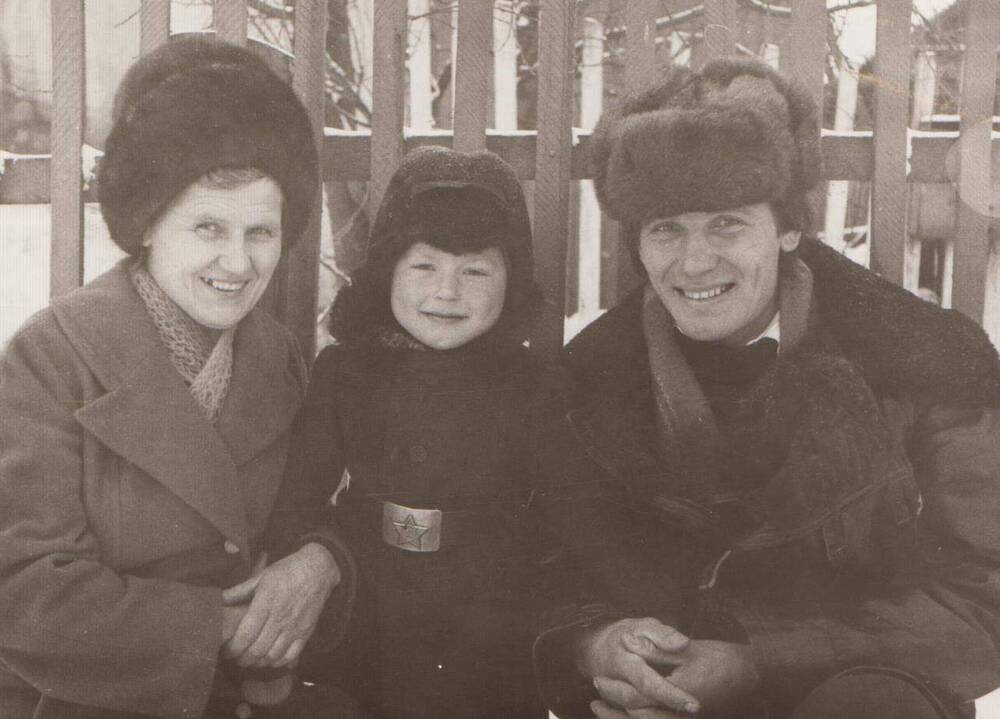 Фотография чёрно-белая. Ширин Руслан (3 г.) с отцом и бабушкой, с. Ромны.