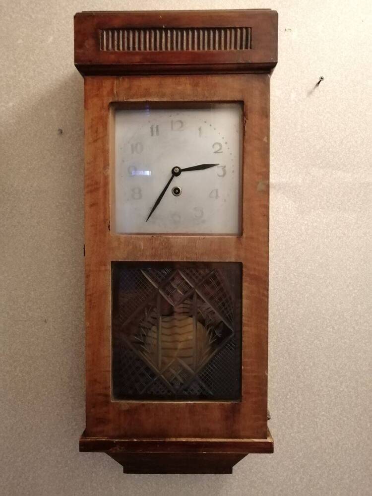 Часы настенные в деревянном корпусе